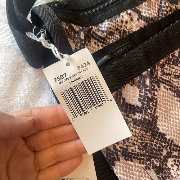 LeSportsac Delux Everyday Bag 7507 NWT $125 - Picture 4 of 7